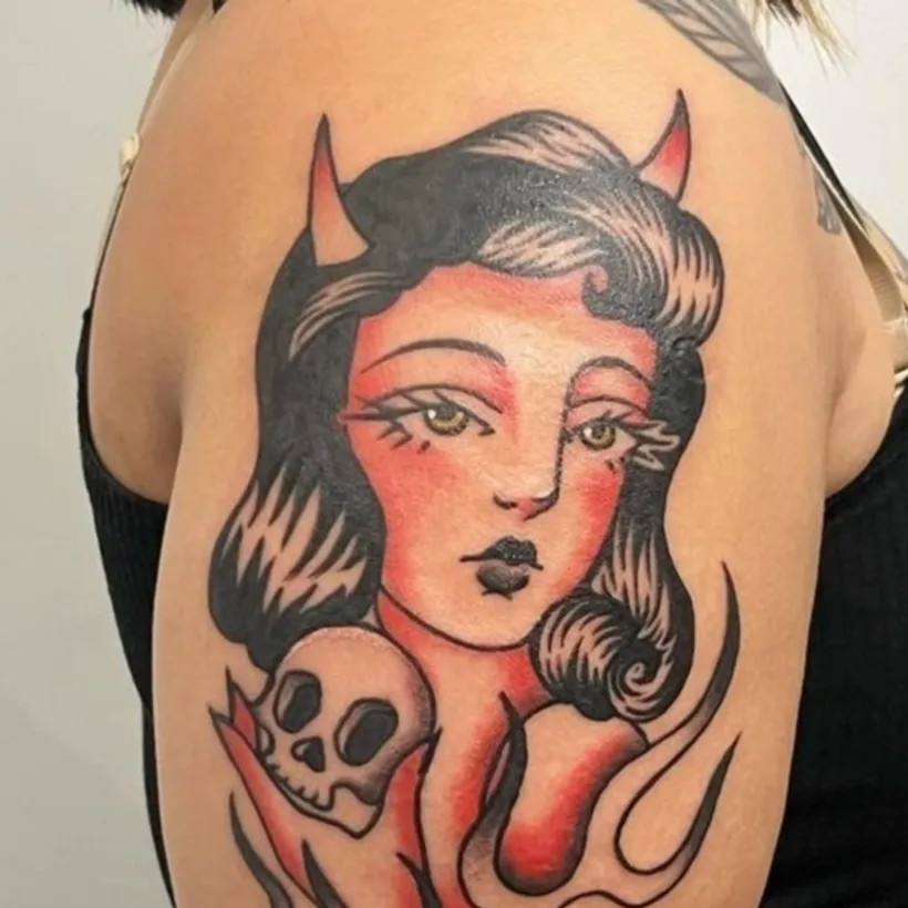 Tatuaje tradicional de una diablesa, estilo old school, en ESAP Madrid Tatuaje tradicional de una diablesa, estilo old school, en ESAP Madrid
