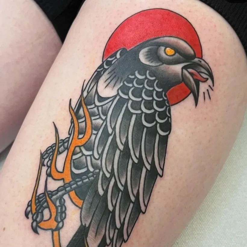 Tatuaje tradicional de un cuervo con sol, por Paula en ESAP Madrid Tatuaje tradicional de un cuervo con sol, por Paula en ESAP Madrid