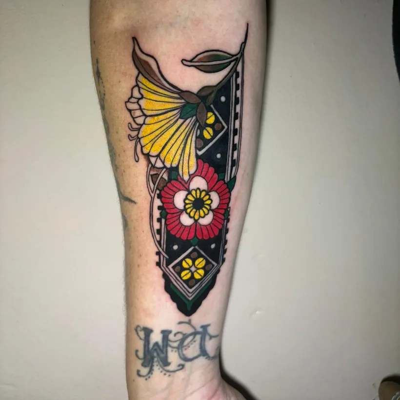 Tatuaje neotradicional floral a color, por Tamy en ESAP Madrid Tatuaje neotradicional floral a color, por Tamy en ESAP Madrid