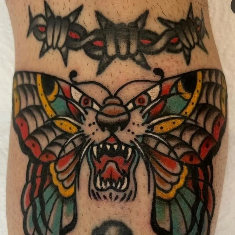 Tatuaje tradicional de una mariposa, estilo old school, ESAP Madrid Tatuaje tradicional de una mariposa, estilo old school, ESAP Madrid