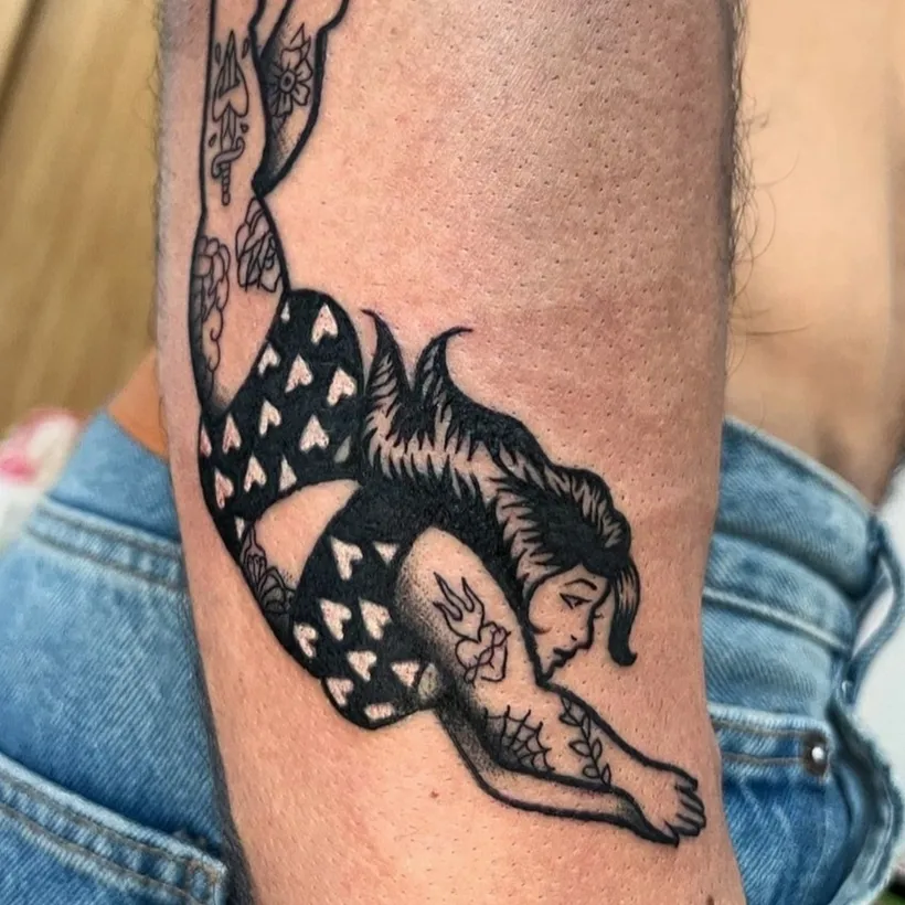 Tatuaje tradicional de una sirena en negro, ESAP Madrid Tatuaje tradicional de una sirena en negro, ESAP Madrid