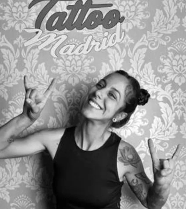 Tamy, tatuadora en ESAP Madrid